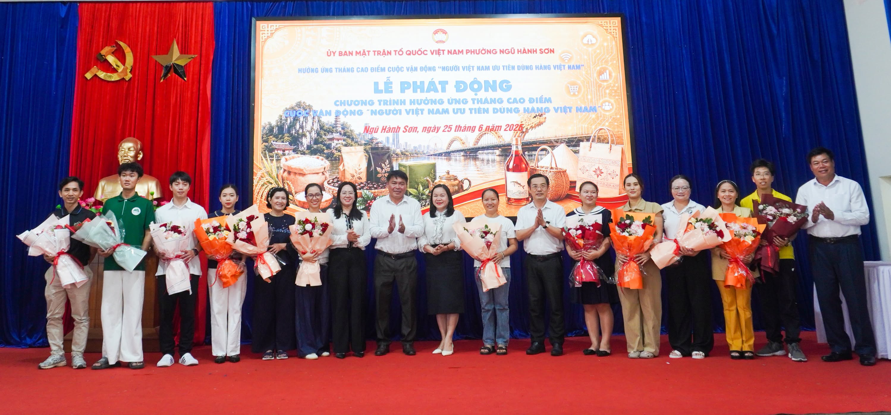 Tặng Hoa cho các doanh nghiệp đăng ký gian hàng tại Hội chợ Tặng Hoa cho các doanh nghiệp đăng ký gian hàng tại Hội chợ