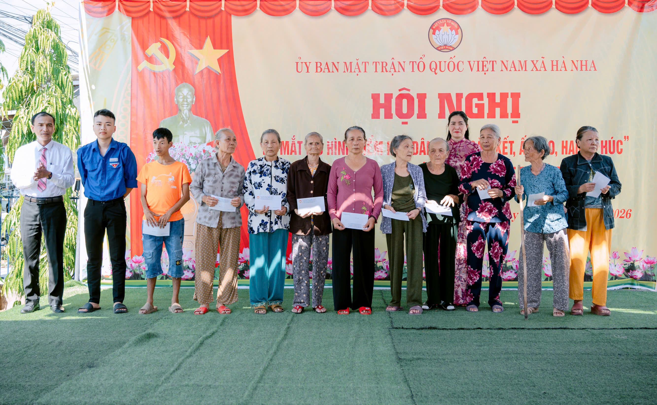 Các đồng chí lãnh đạo trao quà cho các hộ dân có hoàn cảnh khó khăn Các đồng chí lãnh đạo trao quà cho các hộ dân có hoàn cảnh khó khăn