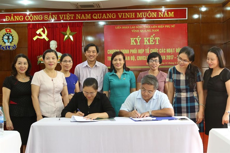 Chương trình kí kết phối hợp hướng tới những hoạt động trong nữ cán bộ, CNVCLĐ trên địa bàn tỉnh. Ảnh: Nguyễn Huy
