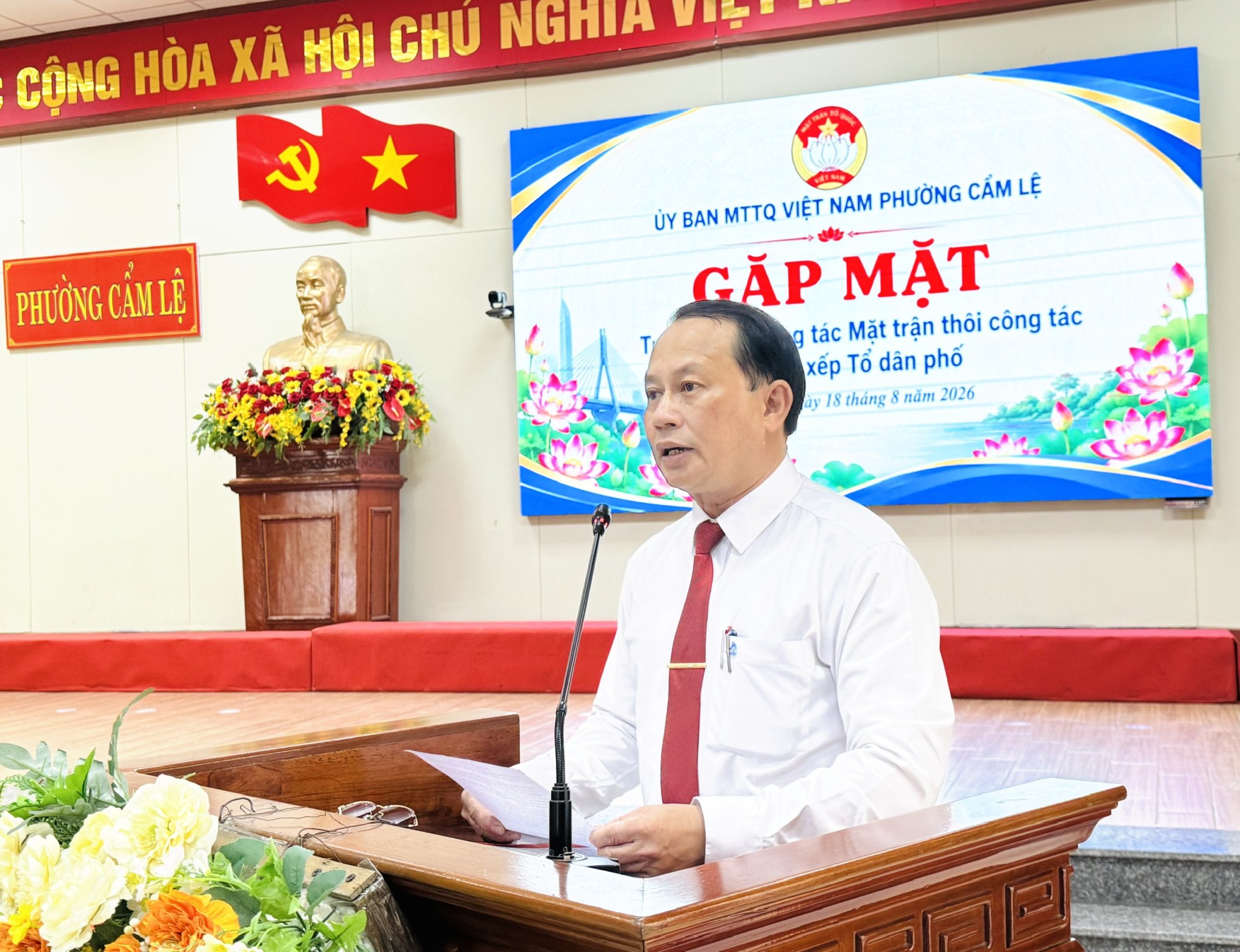 Ông Trần Trung Thanh – UVBTV, Chủ tịch Ủy ban MTTQ Việt Nam phường Cẩm Lệ ghi nhận và cảm ơn những đóng góp của các vị nguyên Trưởng ban Công tác Mặt trận