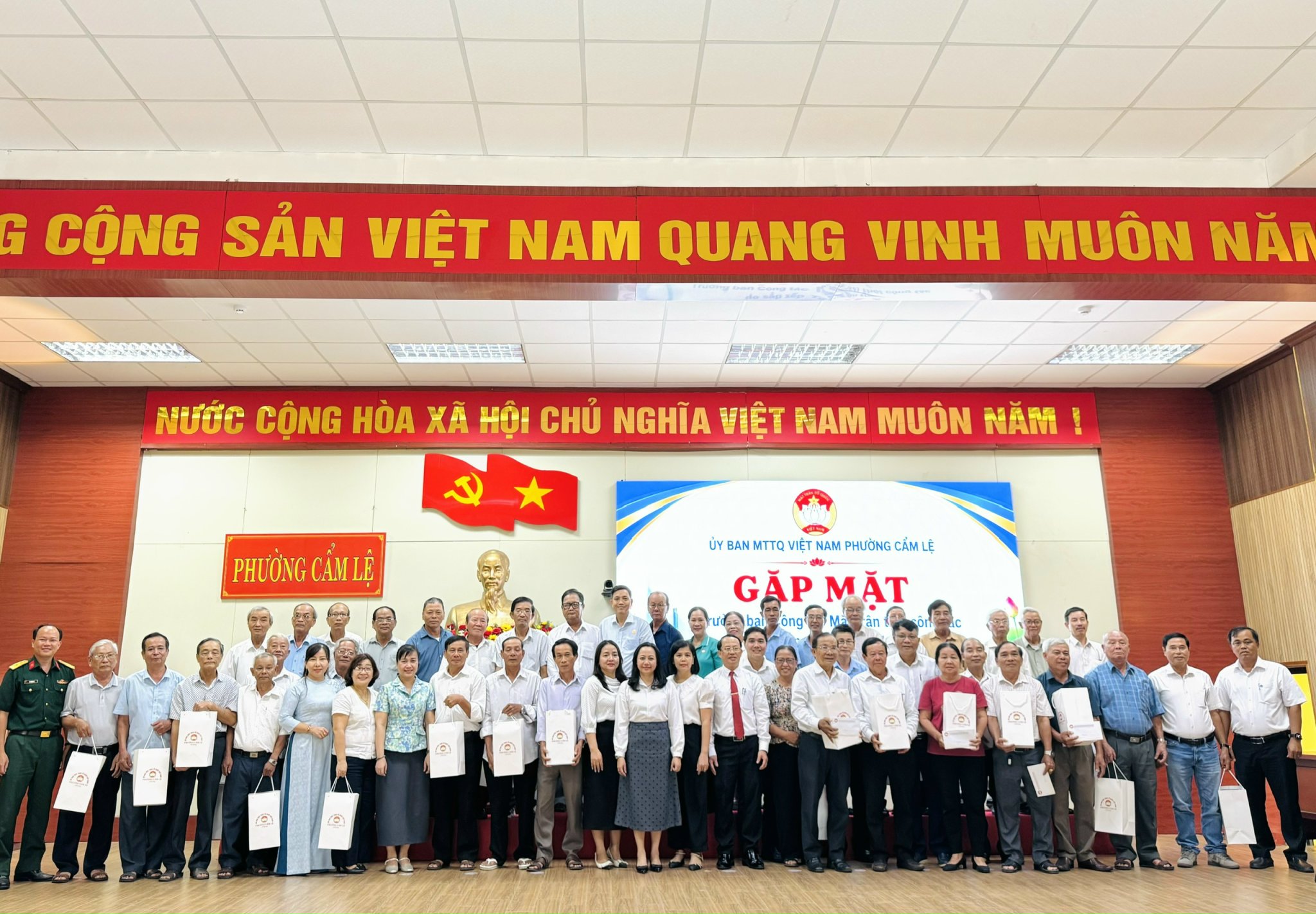 Lãnh đạo phường chụp ảnh và tặng quà cho các vị nguyên Trưởng ban CTMT thôi công tác