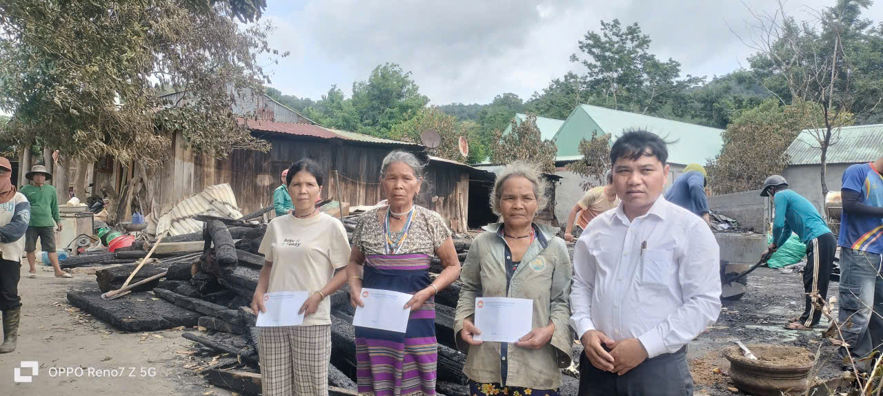 Lãnh đạo động viên, tặng quà hộ gia đình Blúp Trăng, thôn Rabhượp