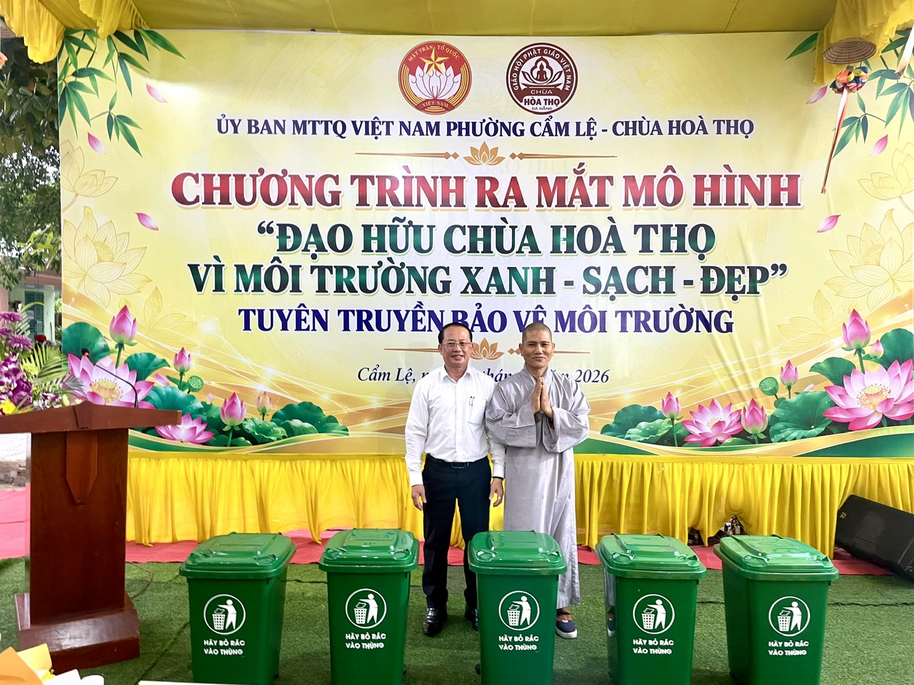 Trao tặng thùng rác môi trường cho chùa Hòa Thọ