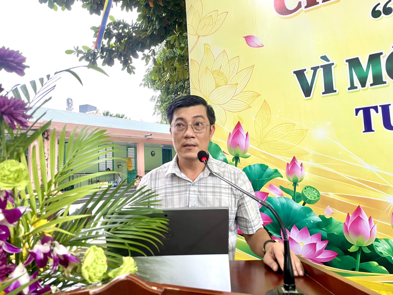 ông Đinh Phạm Công Anh Tuân - Phó Trưởng phòng Kinh tế - Hạ tầng và Đô thị phường truyền công tác bảo vệ môi trường.