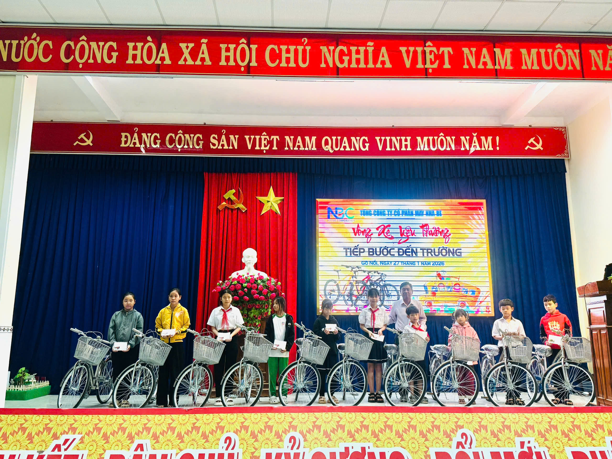 ÔNG Huỳnh Văn Bê - đại diện Tổng công ty cổ phần may Nhà Bè trao xe đạp cho các em học sinh có hoàn cảnh khó khăn trên địa bàn xã.