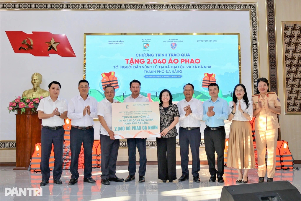 Phó Bí thư Thành ủy Đà Nẵng: Áo phao là món quà ấm áp với người dân vùng lũ - 4