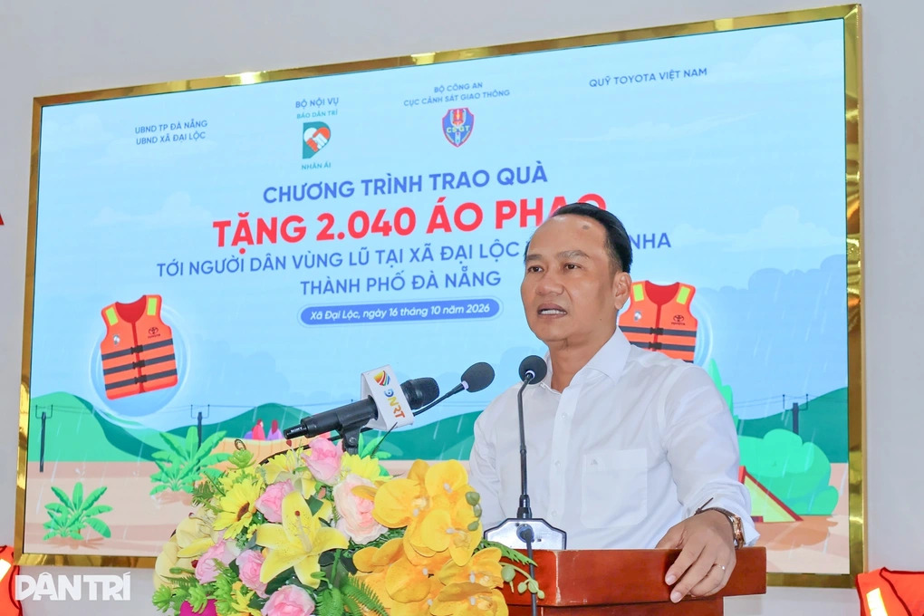 Phó Bí thư Thành ủy Đà Nẵng: Áo phao là món quà ấm áp với người dân vùng lũ - 2