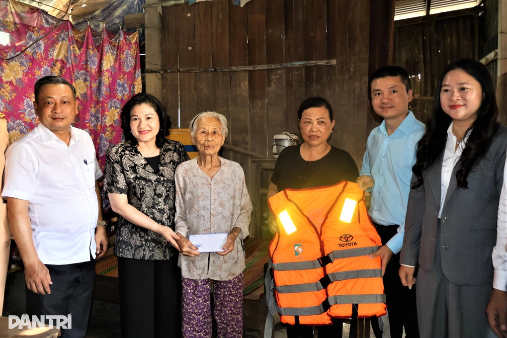 Phó Bí thư Thành ủy Đà Nẵng: Áo phao là món quà ấm áp với người dân vùng lũ - 5