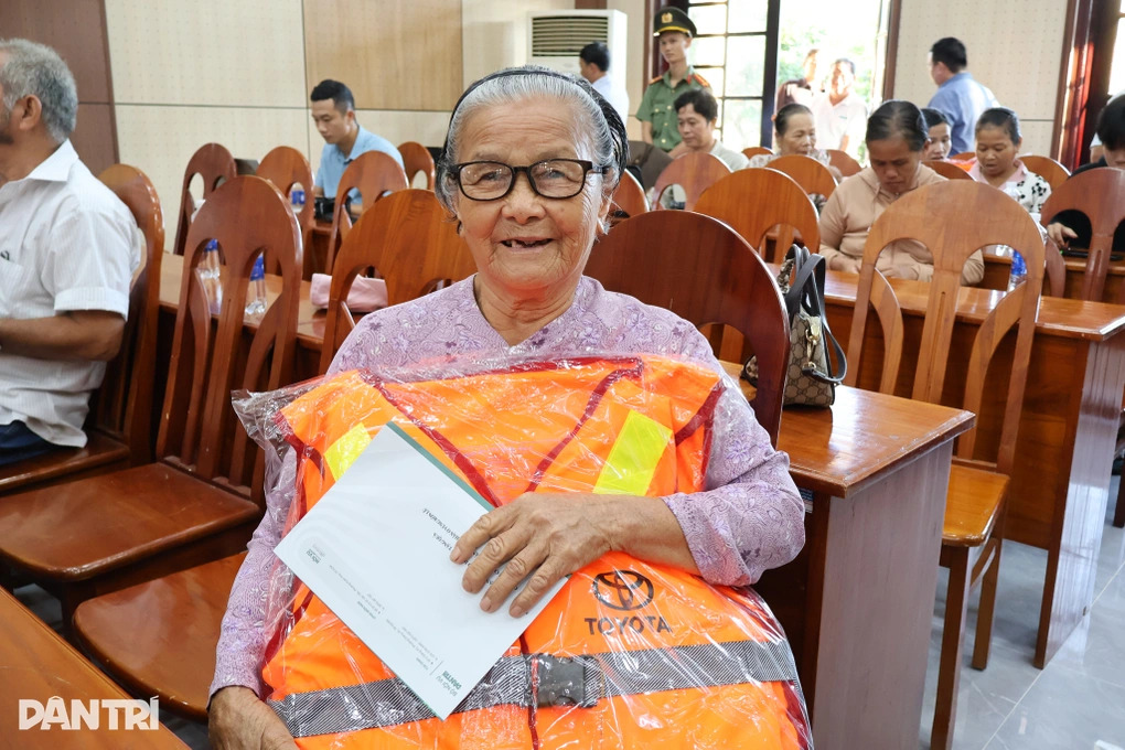 Phó Bí thư Thành ủy Đà Nẵng: Áo phao là món quà ấm áp với người dân vùng lũ - 3