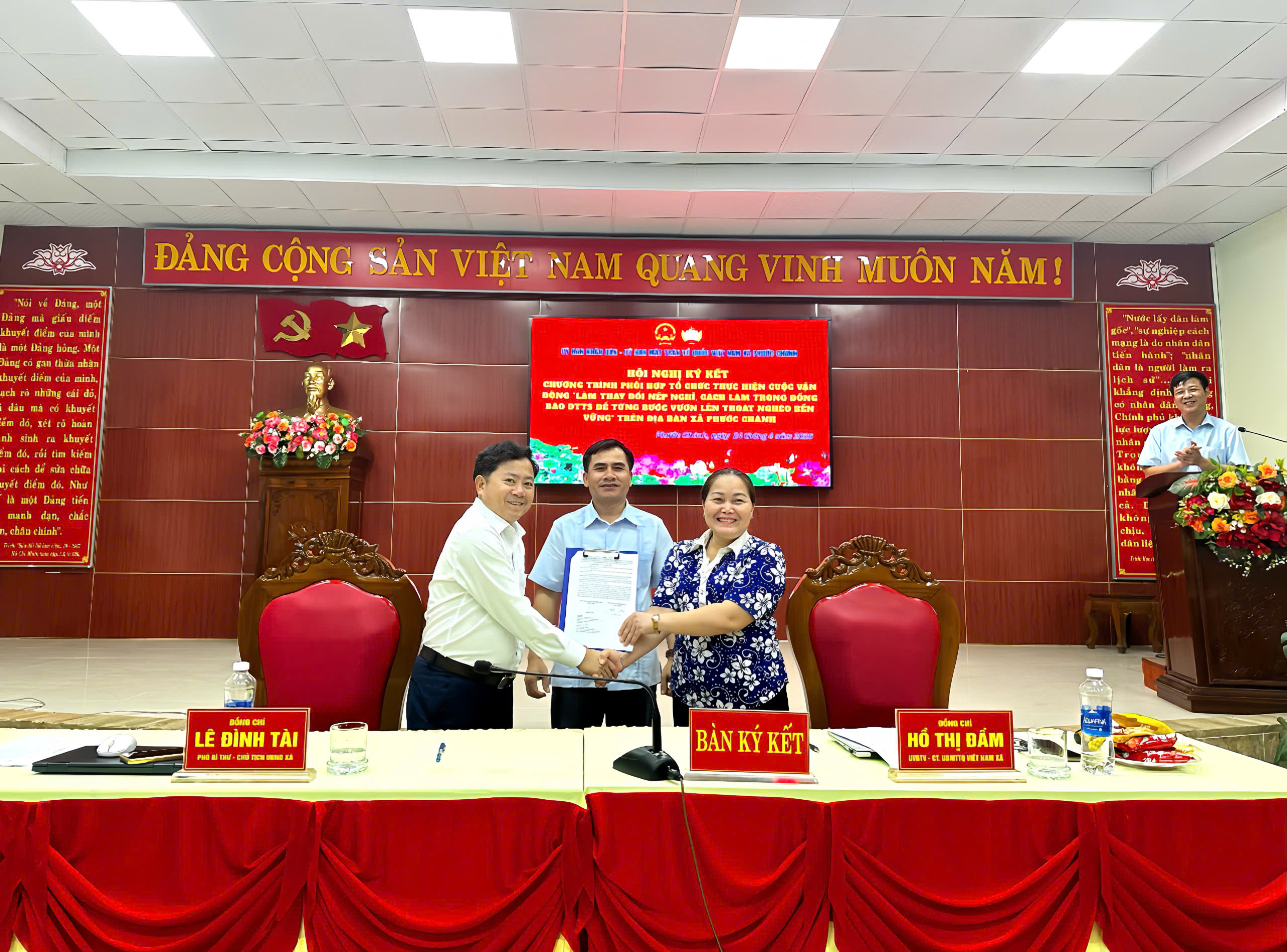 Ủy ban MTTQ Việt Nam và UBND xã ký kết Chương trình phối hợp thực hiện Cuộc vận động thay đổi nếp nghĩ, cách làm trong đồng bào các dân tộc thiểu số